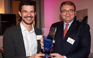 The winners (f.l.): Philipp Albrecht, HappyMed GmbH and Martin Kirschner, Syntellix AG.